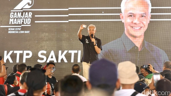 Capres nomor urut 3 Ganjar Pranowo, kembali melaunching program Satu Kartu Terpadu Indonesia atau KTP Sakti di Lapangan Bangsalan, Kecamatan Teras, Kabupaten Boyolali, Sabtu (30/12/2023).Program KTP Sakti  merupakan salah satu program unggulan yang ditawarkan Ganjar-Mahfud untuk membenahi pendataan penduduk Indonesia.