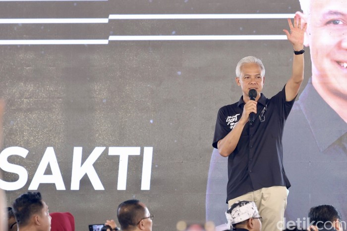 Capres nomor urut 3 Ganjar Pranowo, kembali melaunching program Satu Kartu Terpadu Indonesia atau KTP Sakti di Lapangan Bangsalan, Kecamatan Teras, Kabupaten Boyolali, Sabtu (30/12/2023).Program KTP Sakti  merupakan salah satu program unggulan yang ditawarkan Ganjar-Mahfud untuk membenahi pendataan penduduk Indonesia.