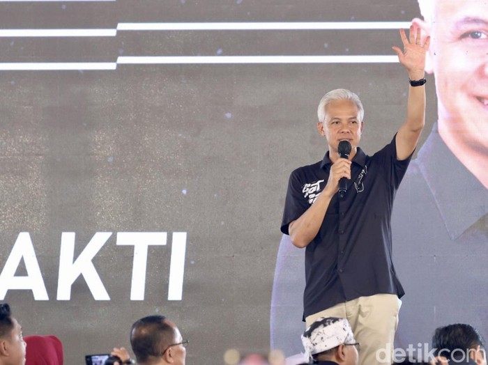 Capres nomor urut 3 Ganjar Pranowo, kembali melaunching program Satu Kartu Terpadu Indonesia atau KTP Sakti di Lapangan Bangsalan, Kecamatan Teras, Kabupaten Boyolali, Sabtu (30/12/2023).Program KTP Sakti  merupakan salah satu program unggulan yang ditawarkan Ganjar-Mahfud untuk membenahi pendataan penduduk Indonesia.