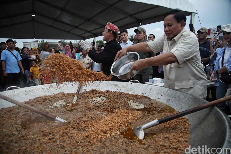 Capres nomor urut 2 Prabowo Subianto memasak makanan dan menyapa warga saat kampanye di kawasan Cilincing, Jakarta Utara, Sabtu (30/12/2023).