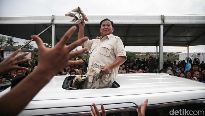 Capres nomor urut 2 Prabowo Subianto memasak makanan dan menyapa warga saat kampanye di kawasan Cilincing, Jakarta Utara, Sabtu (30/12/2023).