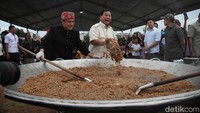 Prabowo terlihat ikut memasak ayam yang nantinya dibagikan pada warga setempat.