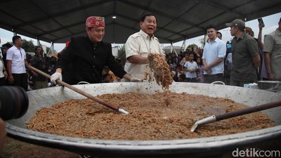 Momen Prabowo Masak Bareng Youtuber Bobon di Cilincing