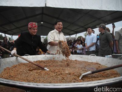 Momen Prabowo Masak Bareng Youtuber Bobon di Cilincing