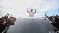 Capres nomor urut 2 Prabowo Subianto menyapa warga saat kampanye di kawasan Cilincing, Jakarta Utara, Sabtu (30/12/2023).