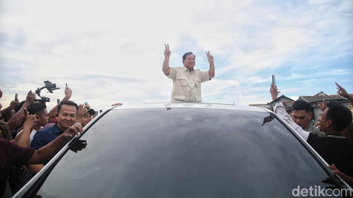 Capres nomor urut 2 Prabowo Subianto memasak makanan dan menyapa warga saat kampanye di kawasan Cilincing, Jakarta Utara, Sabtu (30/12/2023).
