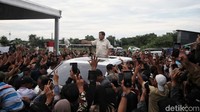 Warga berebut kaos yang dibagikan Prabowo.