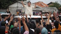 Kehadiran Prabowo disambut meriah para pendukungnya.