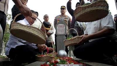 Momen Tabur Bunga di TMP Kalibata untuk Peringati HUT Satpam Nasional Ke-43
