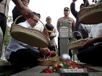 Momen Tabur Bunga di TMP Kalibata untuk Peringati HUT Satpam Nasional Ke-43