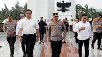 Momen Tabur Bunga Di TMP Kalibata Untuk Peringati HUT Satpam Nasional Ke-43