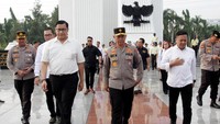 Menyambut Hari Ulang Tahun Satuan Pengaman (Satpam) Nasional ke-43, POLRI, Asosiasi Pengguna Jasa Security Indonesia (APJASI), Asosiasi Badan Usaha Jasa Pengamanan Indonesia (ABUJAPI), dan beberapa Asosiasi Sekuriti terkait mengadakan upacara tabur bunga di Taman Makam Pahlawan Kalibata.