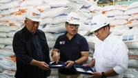 Wakil Menteri BUMN Kartiko Wirjoatmodjo, Dirut Bulog Bayu Krisnamurti dan Kepala Badan Pangan Nasional Arief Prasetyo Adi meninjau Kompleks Pergudangan Modern Bulog di kawasan Kelapa Gading, Jakarta Utara, Sabtu (30/12/2023).