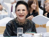 Mpok Atiek Diserbu Fans Saat Liburan ke Singapura Sampai Nyamar