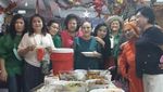Seru! Mpok Atiek Kulineran Bareng Sahabat hingga Geng Arisan