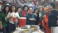 Tahun lalu Mpok Atiek hadir dalam acara Natalan di tempat rekannya di Muara Karang. Mereka makan aneka menu Indonesia nikmat. Foto: Instagram mpok.atiek
