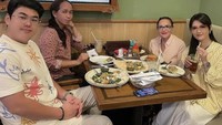 Punya hubungan dekat dengan Asty Ananta, Mpok Atiek pun sering makan bersama. Kali ini ia mereka makan di restoran di bandara Ngurah Rai, Bali.  Foto: Instagram mpok.atiek