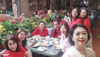 Mpok Atiek punya geng arisan Princess yang anggota-anggotanya begitu kompak. Mereka memakai baju merah dan bersantap di The Garden PIK. Foto: Instagram mpok.atiek
