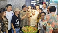 Mpok Atiek mendukung usaha kuliner rekannya yang membuka Kedai 57. Ia hadir dalam acara pembukaan yang dihiasi tumpeng tersebut. Foto: Instagram mpok.atiek