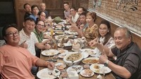 Keseruan lain saat Mpok Atiek makan adalah pesta seafood ini. Ia dan rekan-rekannya tampak sedang bersantap di sebuah restoran seafood di Pluit. Foto: Instagram mpok.atiek