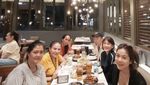 Seru! Mpok Atiek Kulineran Bareng Sahabat hingga Geng Arisan