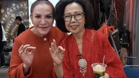 Mpok Atiek tak melewatkan foto bersama legenda kuliner Indonesia, Sisca Soewitomo. Ia pun senang berpose dengan chef senior itu.  Foto: Instagram mpok.atiek
