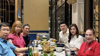 Wanita 67 tahun ini eksis di Instagram dengan followers mencapai 222 ribu. Ia sering mengunggah berbagai momen seru di sana, termasuk kulineran. Foto: Instagram mpok.atiek