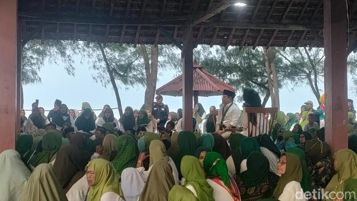 Muhaimin Iskandar (Cak Imin) mengunjungi Mangrove Center yang ada di Tuban, Jawa Timur (Dwi R/detikcom)