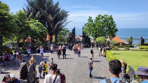 Objek wisata Tanah Lot di Tabanan, Bali.