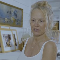 Di awal video, Pamela menceritakan tentang pengalamannya mencuci baju yang menjadi kegiatan rumah tangga favoritnya. Dengan menggunakan dress longgar warna putih, Pamela mengatakan bahwa mencuci baju menjadi bagian dari me-time.  Foto: Dok. Instagram