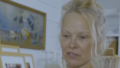 7 Potret Pamela Anderson Tampil Tanpa Makeup & Pamer Uban di Iklan Deterjen