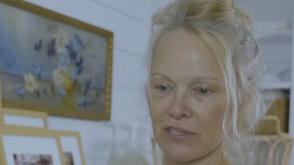 7 Potret Pamela Anderson Tampil Tanpa Makeup & Pamer Uban di Iklan Deterjen