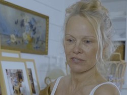7 Potret Pamela Anderson Tampil Tanpa Makeup & Pamer Uban di Iklan Deterjen