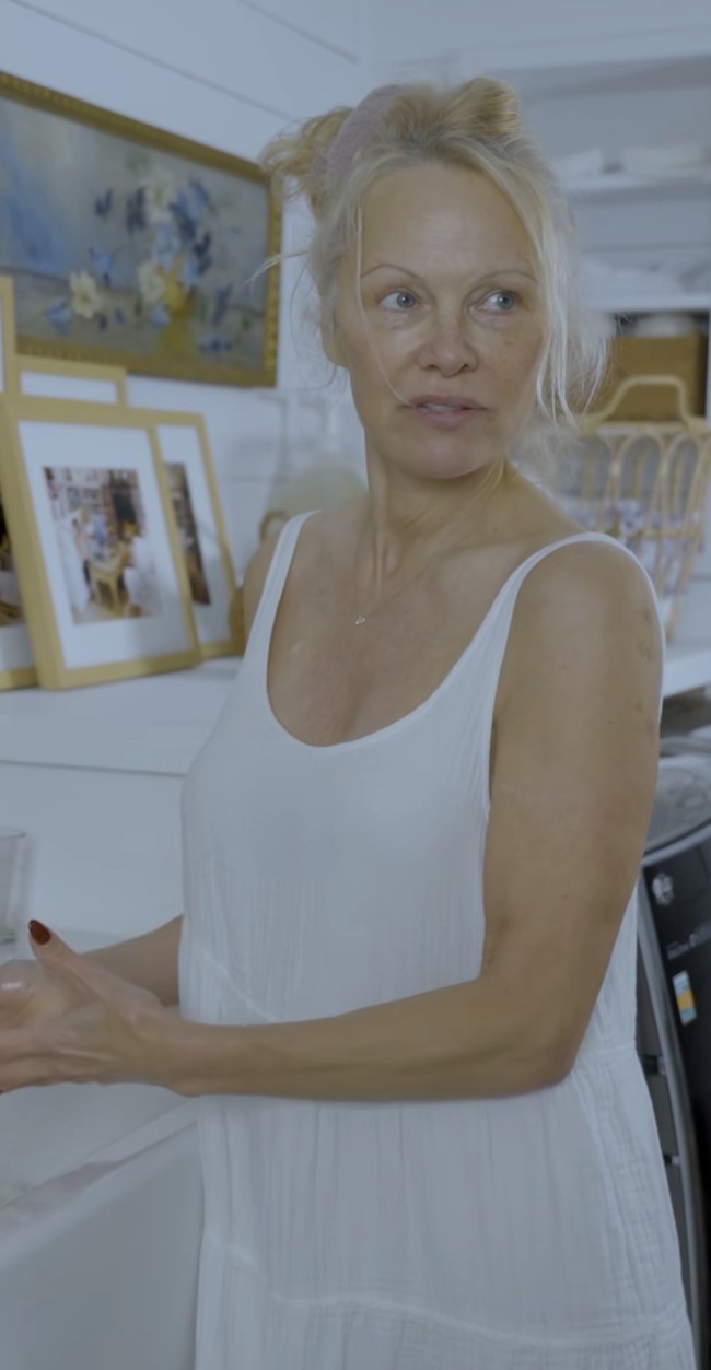 Dalam video tersebut, wajah Pamela dibiarkan alami tanpa sentuhan lipstik atau pensil alis.  Foto: Dok. Instagram