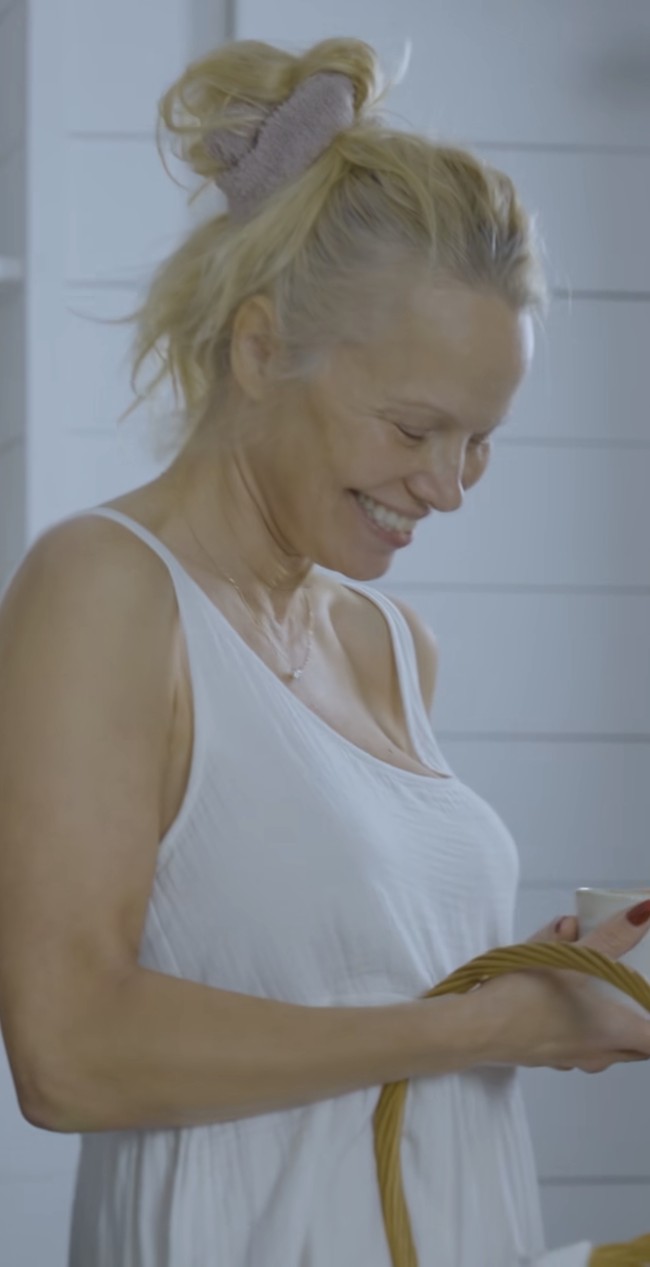 Begitu juga dengan rambutnya yang terlihat natural. Layaknya ibu-ibu biasa di rumah, rambut Pamela dikuncir asal.  Foto: Dok. Instagram