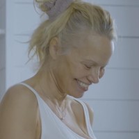 Begitu juga dengan rambutnya yang terlihat natural. Layaknya ibu-ibu biasa di rumah, rambut Pamela dikuncir asal.  Foto: Dok. Instagram