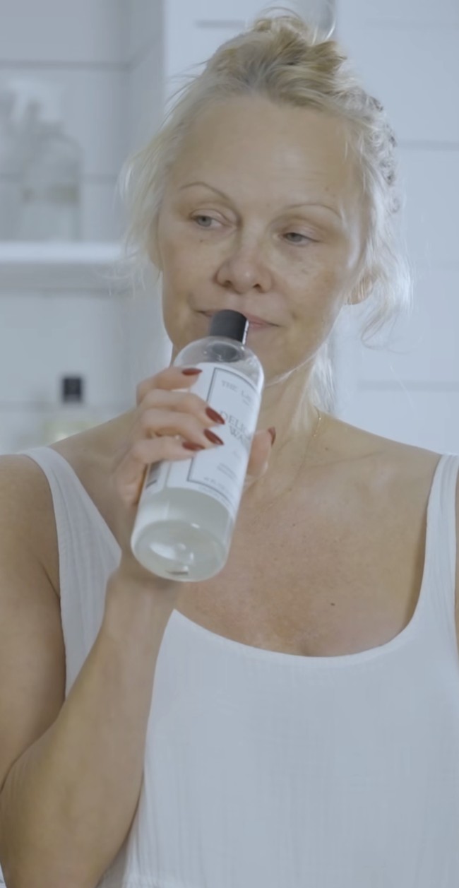 Aktrisnya berusia 56 tahun itu juga membiarkan ubannya terlihat.  Foto: Dok. Instagram