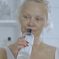 Aktrisnya berusia 56 tahun itu juga membiarkan ubannya terlihat.  Foto: Dok. Instagram