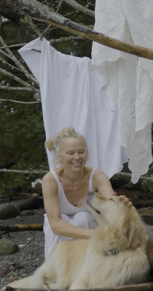 Di beberapa momen tampak Pamela menjemur baju sambil bermain dengan anjingnya.  Foto: Dok. Instagram