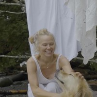 Di beberapa momen tampak Pamela menjemur baju sambil bermain dengan anjingnya.  Foto: Dok. Instagram