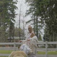 Aktris Pamela Anderson sudah memutuskan untuk tidak mengenakan makeup. Di berbagai kesempatan formal, Pamela sudah sering terlihat tampil dengan wajah naturalnya. Membintangi sebuah iklan deterjen natural bermerek Laundress, bintang Baywatch itu benar-benar tidak menggunakan makeup. Foto: Dok. Instagram