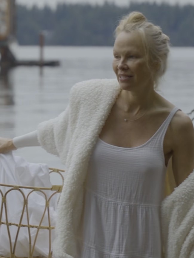 Dia mengaku lebih nyaman dengan kehidupan sederhana dan tenang saat ini. Memikirkan penampilan awet muda sudah tidak ada dipikirannya lagi. “Mengejar awet muda itu sia-sia. Hal yang bisa kita lakukan hanyalah merangkul diri kita saat ini, dan baik-baik saja dengan kehidupan saat ini,” kata Pamela.  Foto: Dok. Instagram