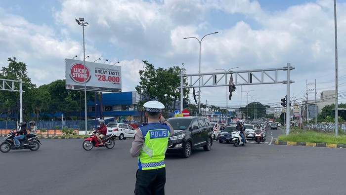Pantauan arus lalu lintas di Exit Tol Singosari Malang