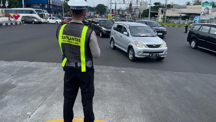 Pantauan arus lalu lintas di Exit Tol Singosari Malang