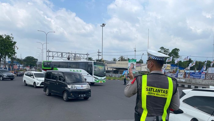 Pantauan arus lalu lintas di Exit Tol Singosari Malang