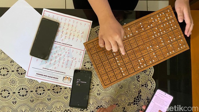 Papan pantule untuk belajar membaca huruf braille di Perpustakaan Wiayata Guna Bandung.