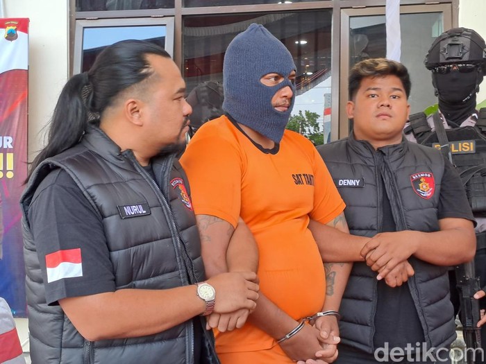 Pelaku pembunuban berantai, Sarmo saat dihadirkan dalam konferensi pers di Mapolres Wonogiri, Sabtu (30/12/2023).