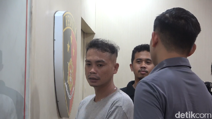Pelaku pemerkosaan (baju abu-abu) terhadap wanita disabilitas di Makassar. Reinhard/detikSulsel