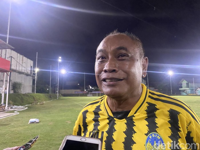Pelatih PSIM Jogja, Kas Hartadi, saat ditemui usai latihan di Maguwoharjo Football Park, Jumat (29/12/2023) malam.