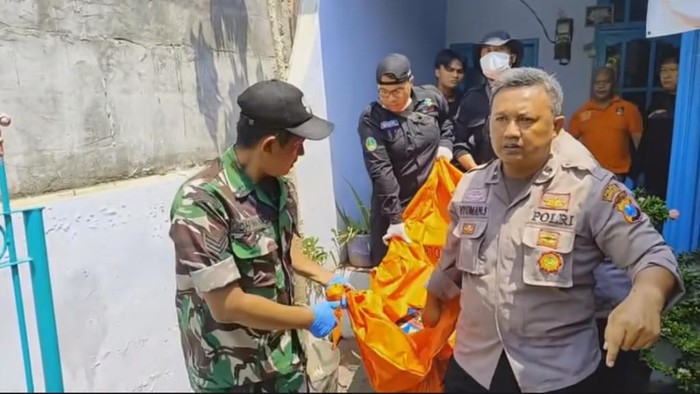 Evakuasi jenazah ibu dan anak lelakinya korban pembunuhan di Kota Pasuruan